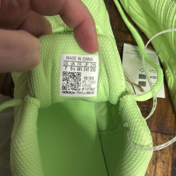 Adidas NWT RESPONSE CL Sneakers Green Spark Running Shoes Activewear size 7 - Picture 9 of 12